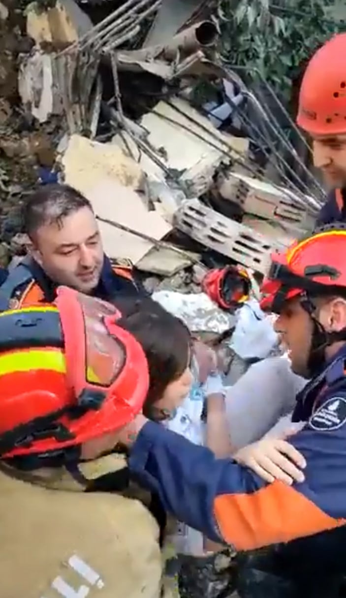 Hatay’da depremin 51'inci saatinde bir kız çocuğu daha kurtarıldı