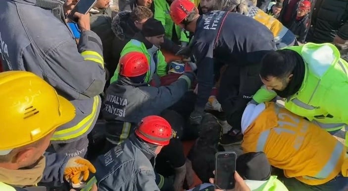 Hatay'da enkaz altındaki kadın 55 saat sonra kurtarıldı