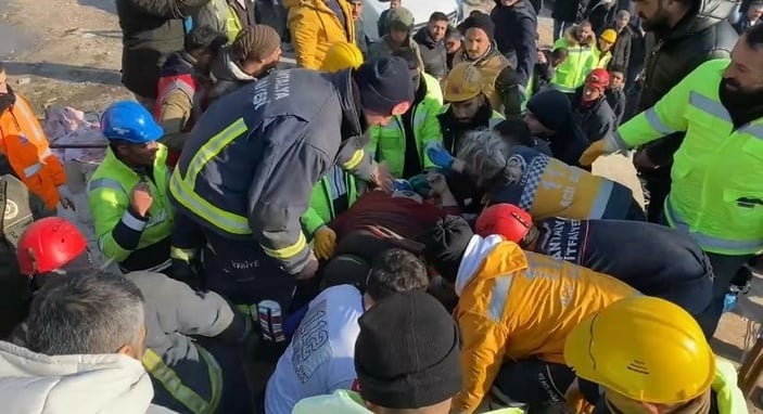 Hatay'da enkaz altındaki kadın 55 saat sonra kurtarıldı