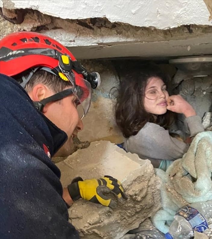 Hatay'da iki kızıyla enkazdan çıkarılan kadın su istedi