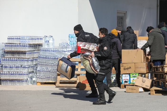 İzmir'den gönüllü 225 polis deprem bölgesine gidiyor