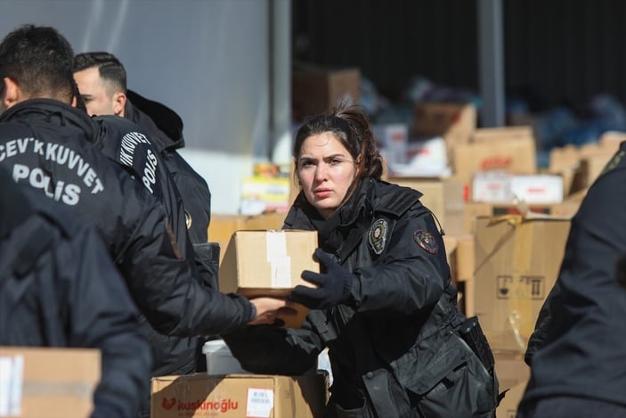 İzmir'den gönüllü 225 polis deprem bölgesine gidiyor