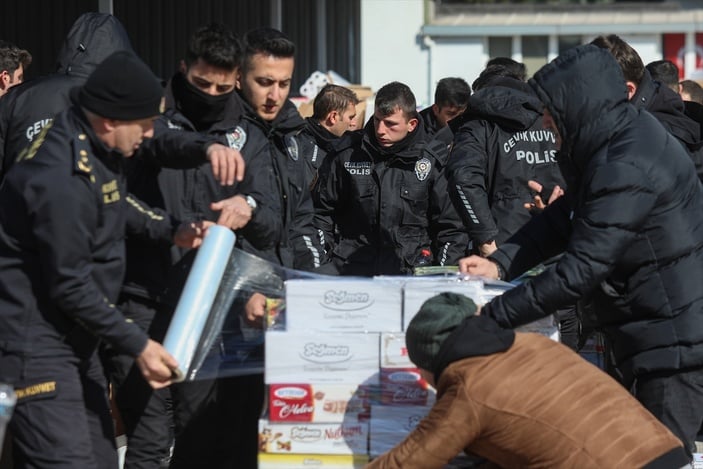 İzmir'den gönüllü 225 polis deprem bölgesine gidiyor