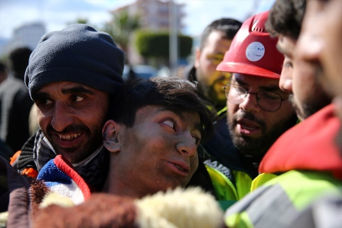 Hatay'da 56 saat sonra kurtarılan çocuk büyük sevinç yaşattı