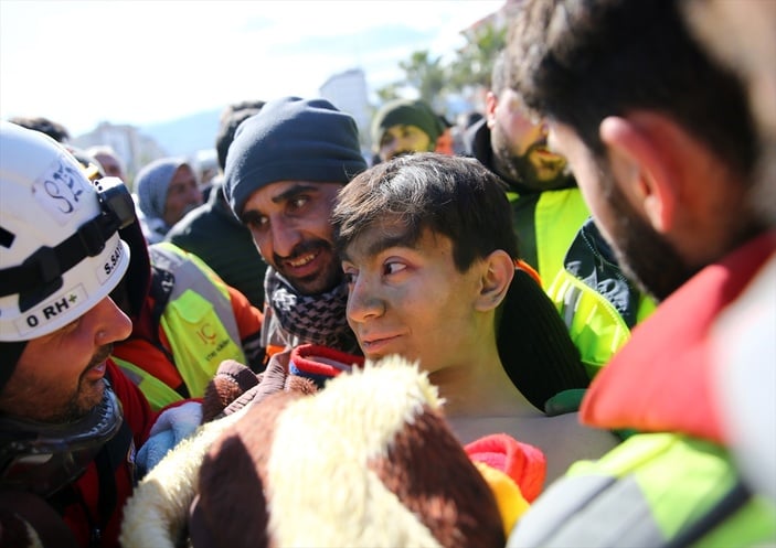 Hatay'da 56 saat sonra kurtarılan çocuk büyük sevinç yaşattı