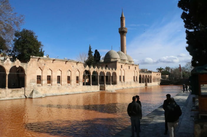 Şanlıurfa'da Balıklıgöl’ün suyu, deprem sonrası çamur rengine döndü