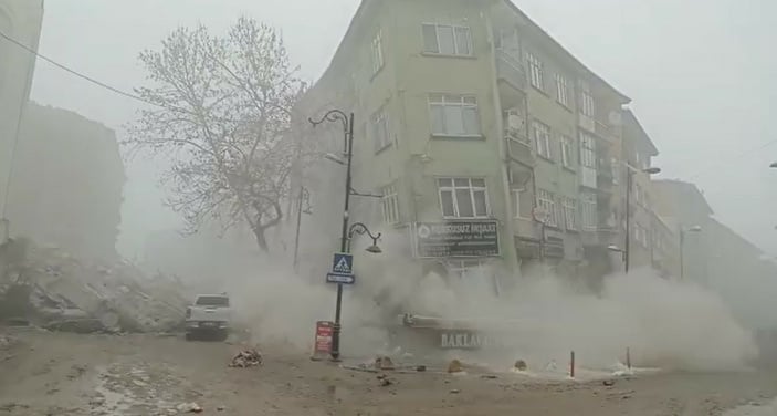 Malatya'da 4 katlı binanın çökme anı kamerada #1