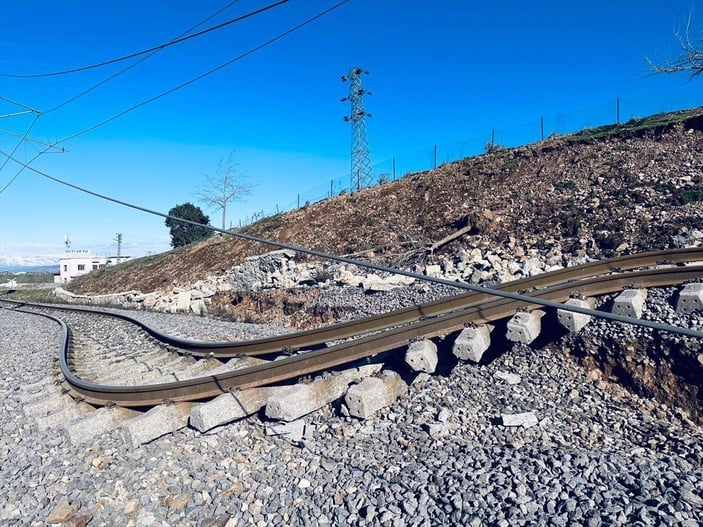 Kahramanmaraş'ta deprem sonra tren rayları bu hale geldi