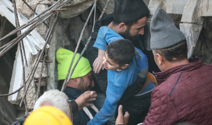 Hatay'da 8 yaşındaki çocuk 52 saat sonra göçük altından sağ olarak çıkarıldı