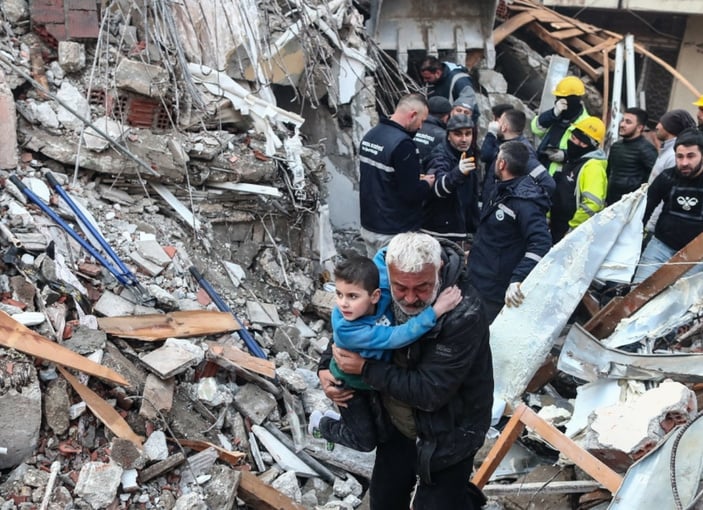 Hatay'da 8 yaşındaki çocuk 52 saat sonra göçük altından sağ olarak çıkarıldı