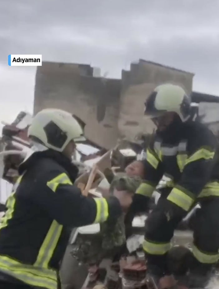 Adıyaman'da 36 saat sonra enkazdan bir bebek çıkarıldı