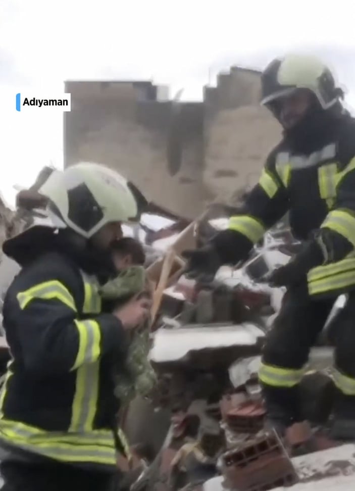 Adıyaman'da 36 saat sonra enkazdan bir bebek çıkarıldı