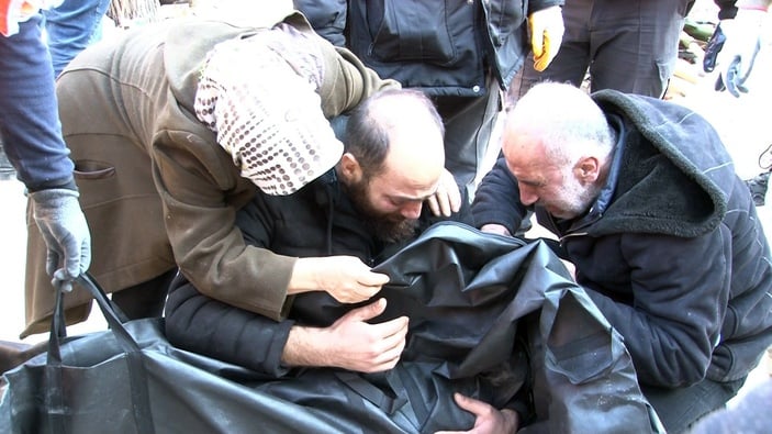 Hatay'da 60 saat bekleyen baba sevinci ve hüznü aynı anda yaşadı