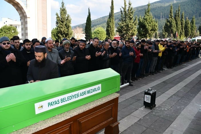 Hatay'da depremde hayatını kaybeden 4’ü çocuk 17 kişi toprağa verildi