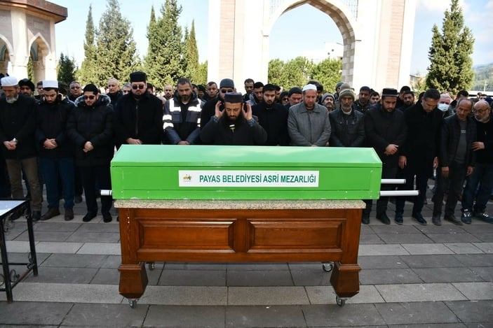 Hatay'da depremde hayatını kaybeden 4’ü çocuk 17 kişi toprağa verildi