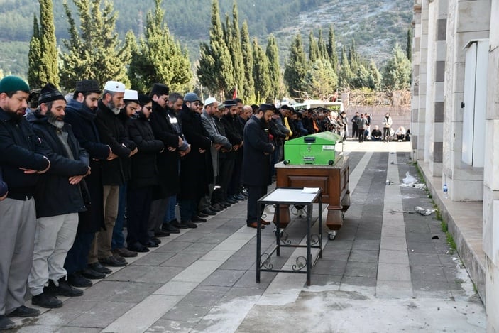 Hatay'da depremde hayatını kaybeden 4’ü çocuk 17 kişi toprağa verildi