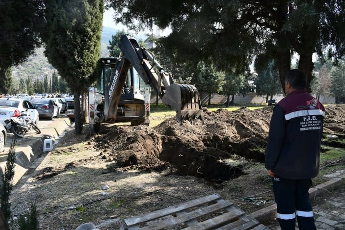 Hatay'da depremde hayatını kaybeden 4’ü çocuk 17 kişi toprağa verildi