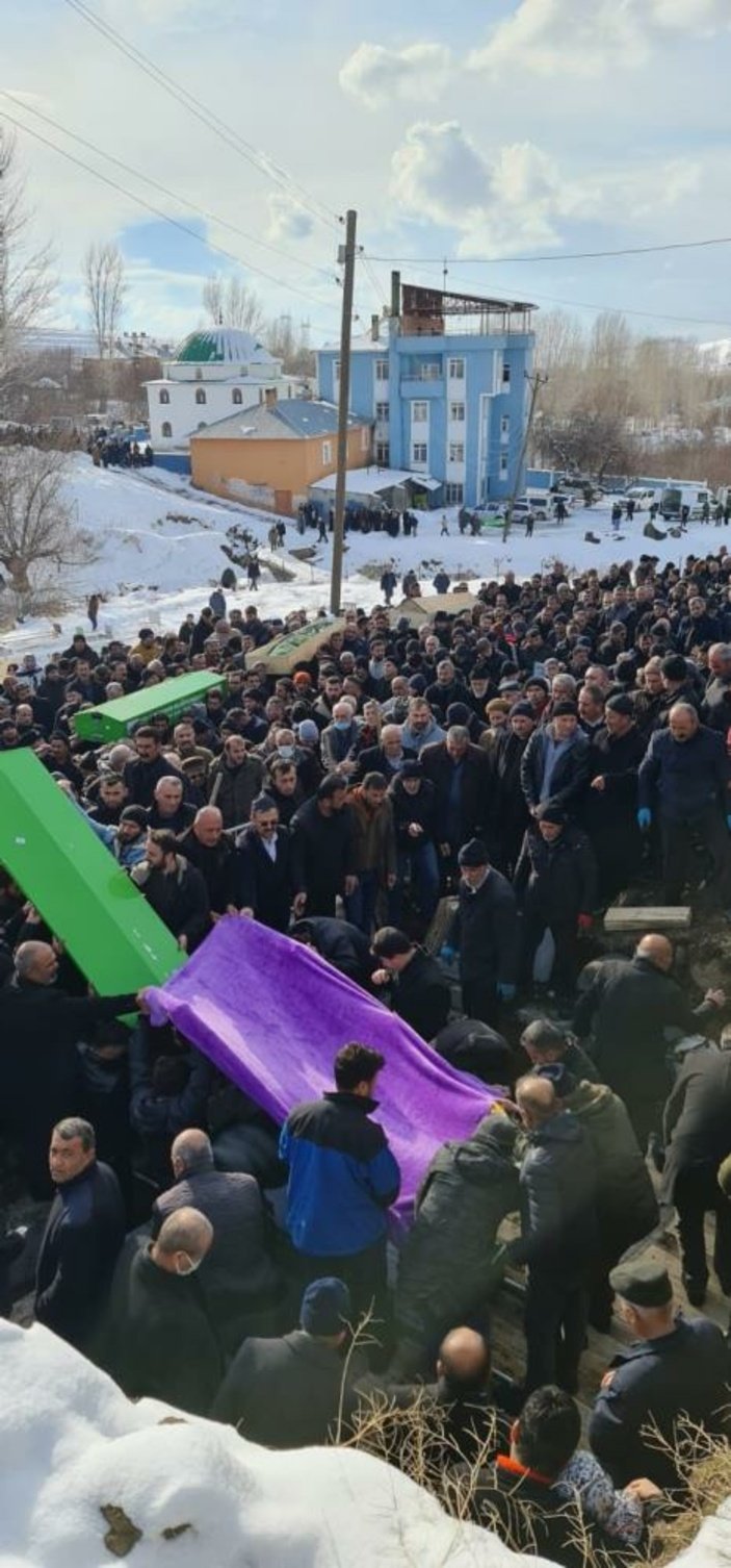 Adıyaman'da depremde hayatını kaybeden 10 kişilik Vanlı aile defnedildi