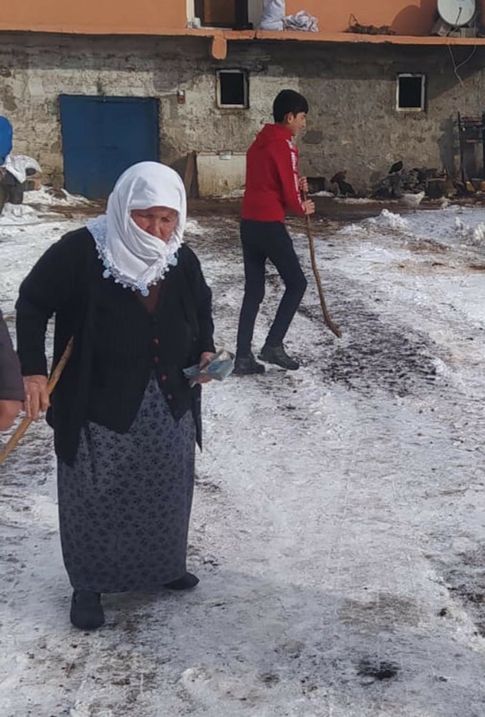 Düvesini satıp, parasını depremzedelere bağışladı #1