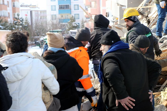 Deprem enkazında şehit oğlunun hatıralarını almak için bekledi #4