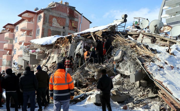 Deprem enkazında şehit oğlunun hatıralarını almak için bekledi #5