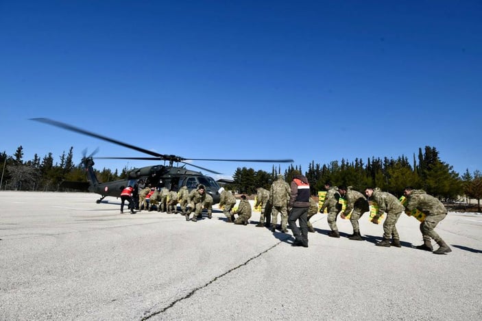 Gaziantep köylerine askeri helikopterle çadır dağıtıldı