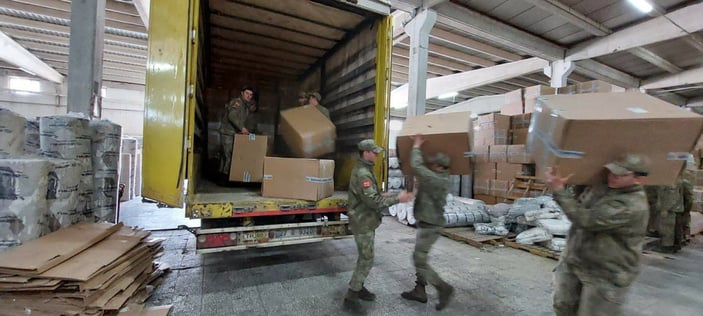 Gaziantep köylerine askeri helikopterle çadır dağıtıldı