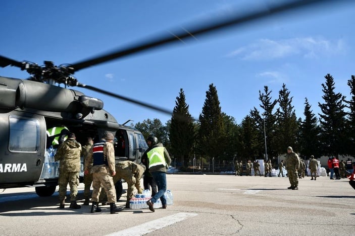 Gaziantep köylerine askeri helikopterle çadır dağıtıldı