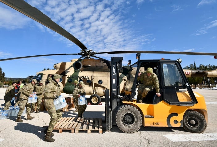 Gaziantep köylerine askeri helikopterle çadır dağıtıldı