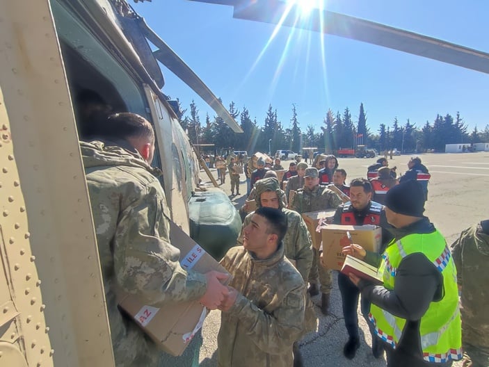 Gaziantep köylerine askeri helikopterle çadır dağıtıldı