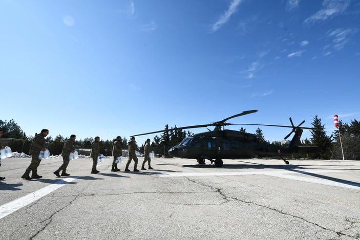 Gaziantep köylerine askeri helikopterle çadır dağıtıldı