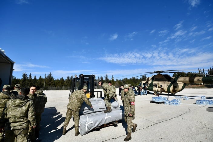 Gaziantep köylerine askeri helikopterle çadır dağıtıldı