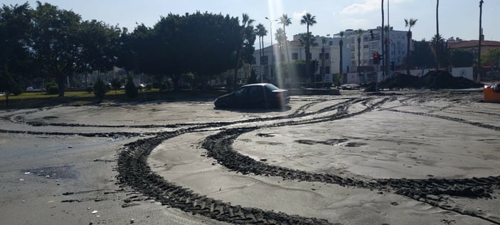 İskenderun sahilini basan deniz suyu çekildi #3