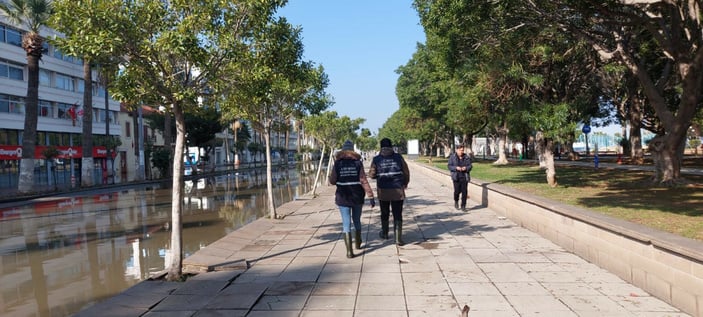 İskenderun sahilini basan deniz suyu çekildi #6