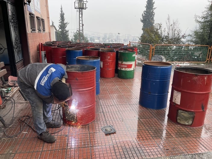 Bartın'da meslek lisesi öğrencileri depremzedeler için varilleri sobaya dönüştürüyor