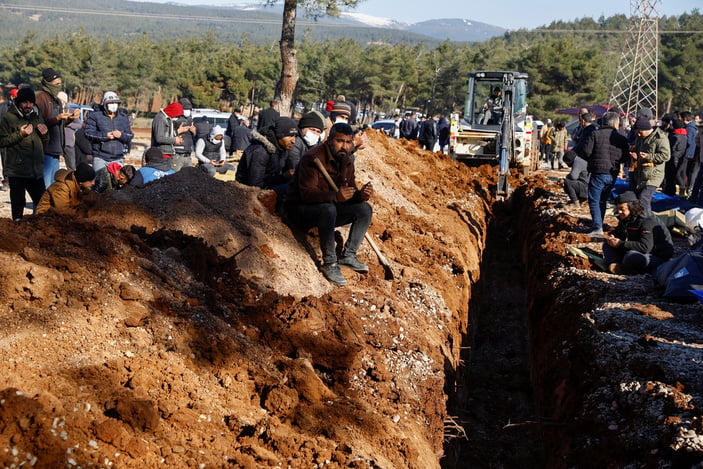 Deprem kayıplarımız toprağa veriliyor