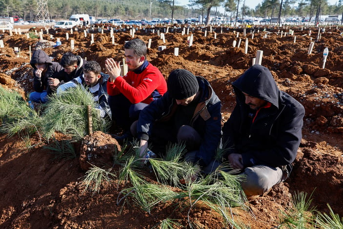 Deprem kayıplarımız toprağa veriliyor