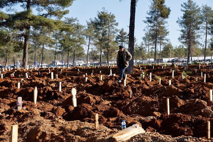 Deprem kayıplarımız toprağa veriliyor