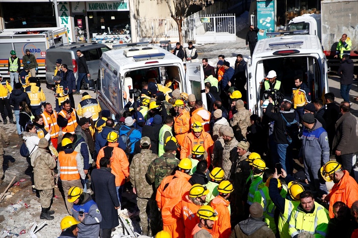 Malatya'da 2 kardeş kedileriyle birlikte enkazdan 82 saat sonra kurtarıldı