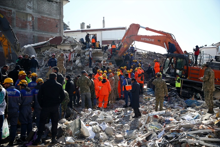 Malatya'da 2 kardeş kedileriyle birlikte enkazdan 82 saat sonra kurtarıldı