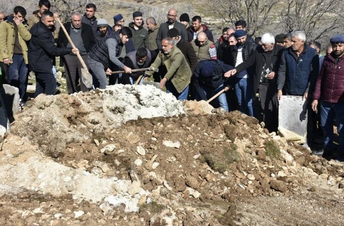 Depremde hayatını kaybeden 3 kişi memleketi Mardin'de toprağa verildi