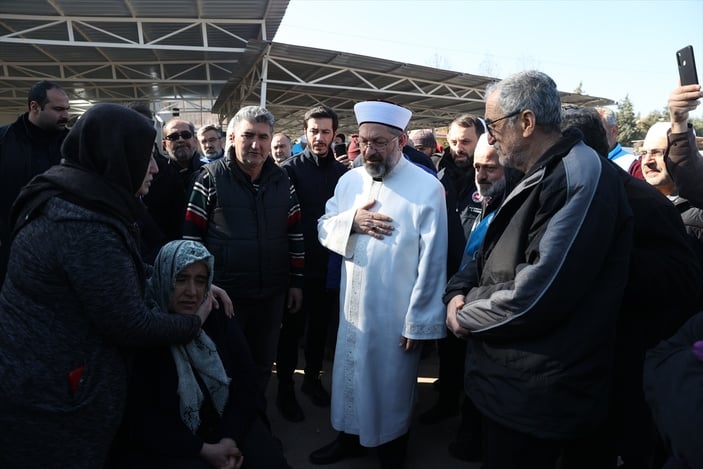 Ali Erbaş, depremde can veren anne ve oğlunun cenaze namazını kıldırdı