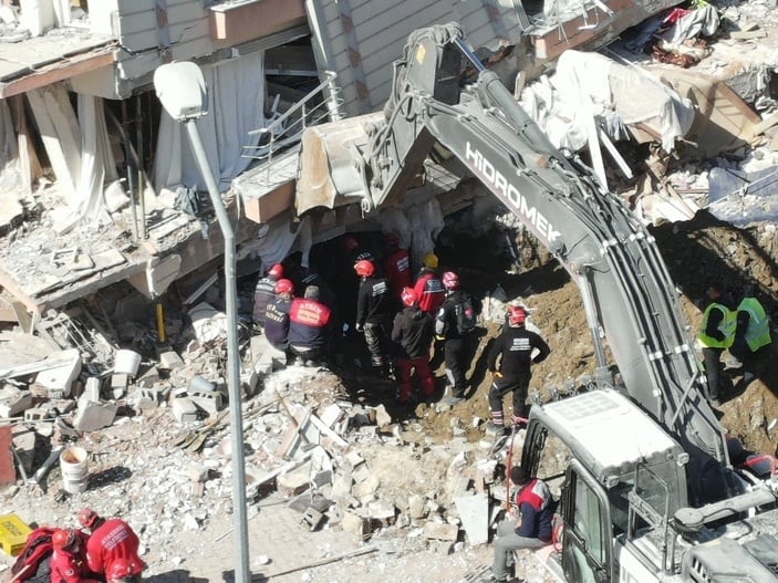 Hatay'da asansör boşluğundan inip genci kurtardılar