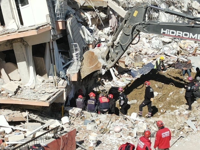 Hatay'da asansör boşluğundan inip genci kurtardılar