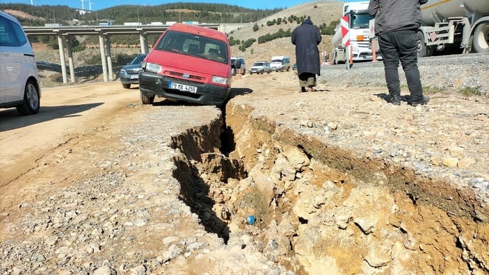 Osmaniye'de ticari araç, depremde yarılan yolun içine düştü