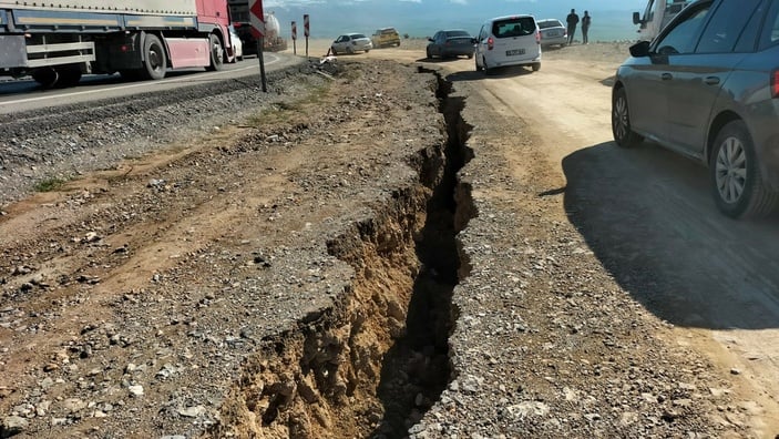 Osmaniye'de ticari araç, depremde yarılan yolun içine düştü