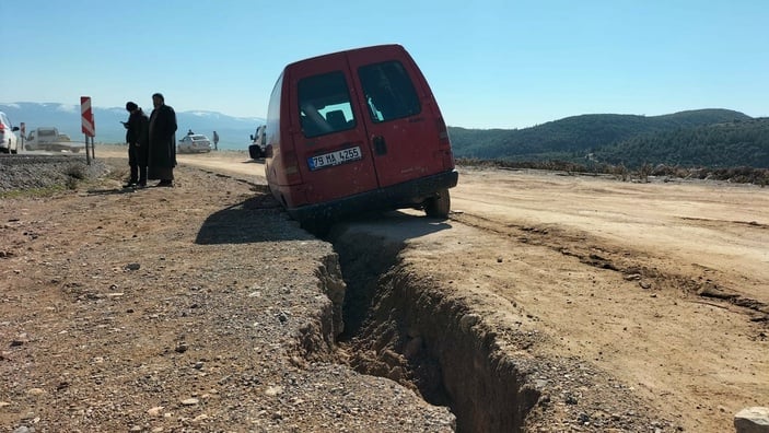 Osmaniye'de ticari araç, depremde yarılan yolun içine düştü