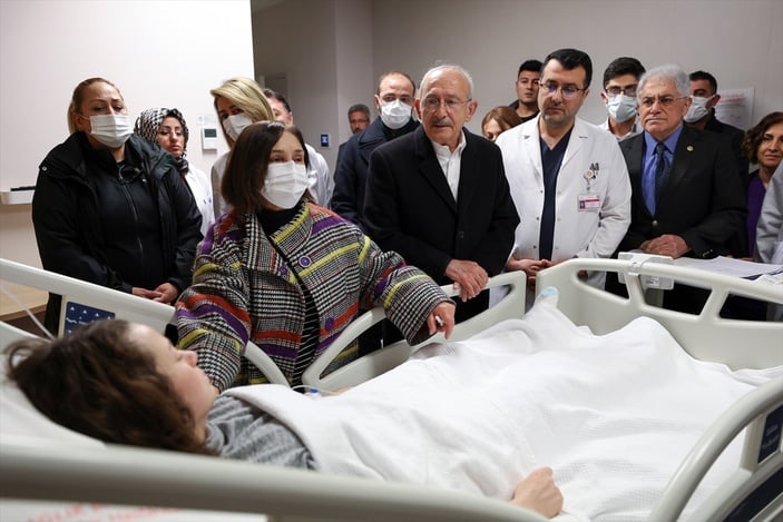 Kemal Kılıçdaroğlu Ankara'da tedavi gören depremzedeleri ziyaret etti