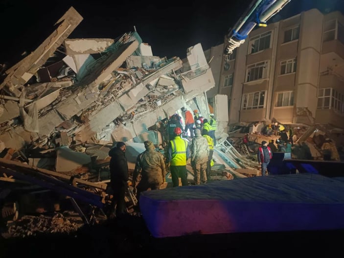 Hatay'da enkazdaki 7 kişiyi kurtarmak için zamanla yarış