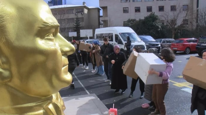 Şişli'de yüzlerce kişi, insan zinciriyle yardım seferberliği başlattı